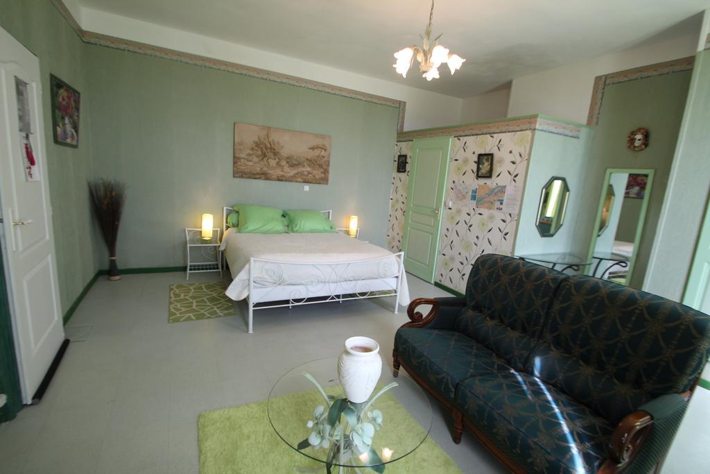 Domaine Des Roses Bed & Breakfast Vaudelnay Oda fotoğraf