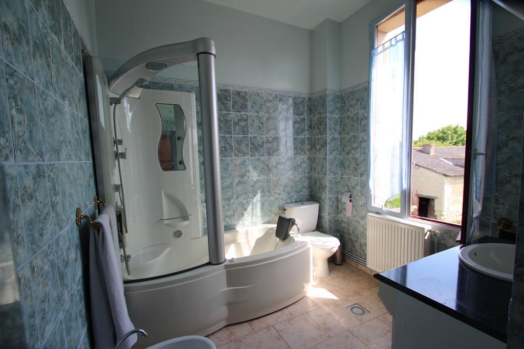 Domaine Des Roses Bed & Breakfast Vaudelnay Oda fotoğraf